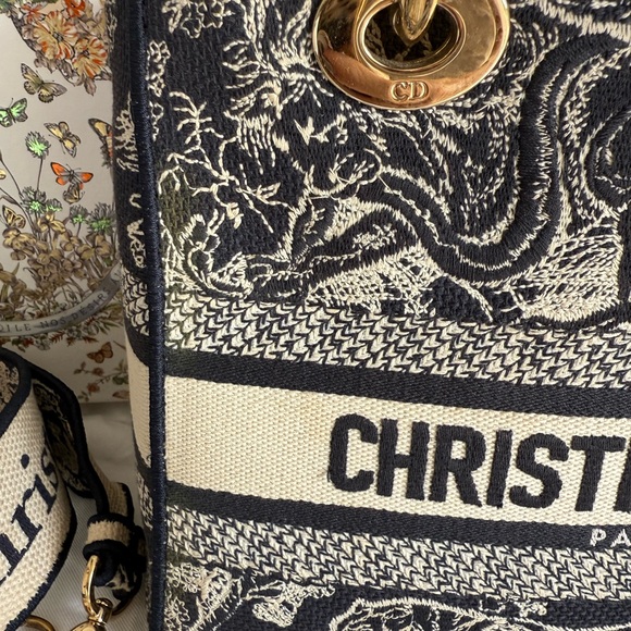 Medium Lady D-Lite Bag
Blue Toile de Jouy Reverse Embroidery - Picture 4 of 15